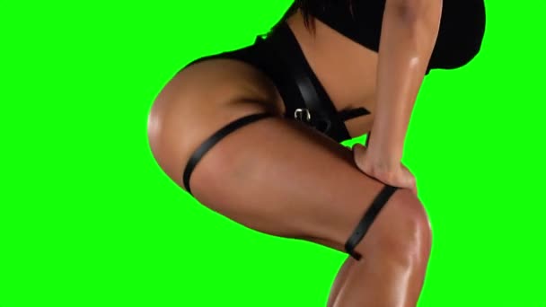 Lány a fekete kardszíj szexi zsákmány táncolni. Zöld — Stock videók