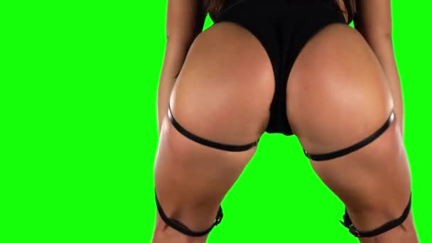 Menina em shorts pretos e top sexy espólio dançando. Verde,. Fechar. — Vídeo de Stock