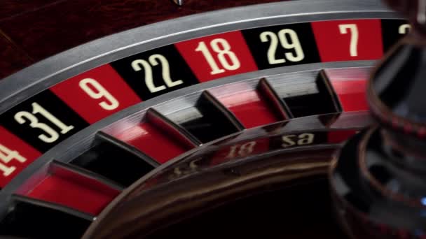 Roulette wiel begint te lopen en stopt — Stockvideo