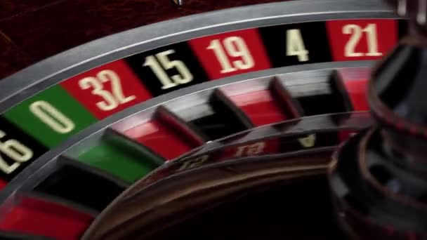 Roulette wiel begint hardlopen met witte bal — Stockvideo