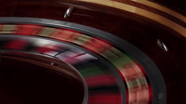 Een deel van de roulettewiel snel uitgevoerd, witte bal valt — Stockvideo