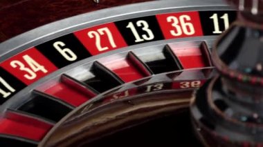 Rulet tekerleği koşmaya başlar ve beyaz top ile durur