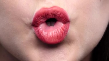 Güzel seksi kırmızı dudaklar öpücük veren. Closeup