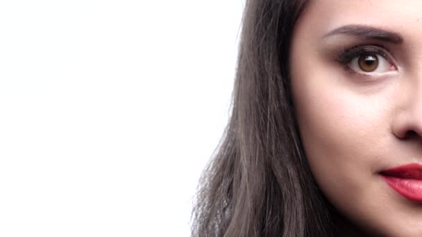 Bruin vrouwelijk oog knipperen. Half-face. Close-up — Stockvideo