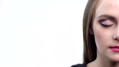 Mavi gözlü güzel yarım yüz, göz kırpma, beyaz arka plan, yakın