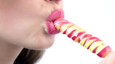 Tatlı şeker şeker ile sevimli kadın, beyaz izole. Closeup