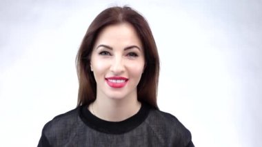 Güzel esmer kız. Kırmızı dudaklar ve yüzünde bir gülümseme