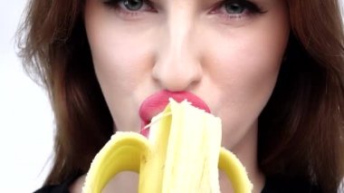 Seksi kadın üzerinde beyaz izole muz, yemek