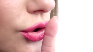 Dudaklarda parmak - sessiz jest. Sessizlik için bir jest le parmağını dudaklarına tutan kadın. Closeup
