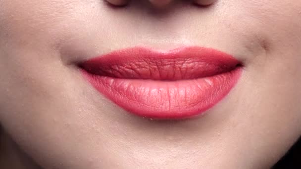 Schöne weibliche rote Lippen, lächeln. Nahaufnahme — Stockvideo