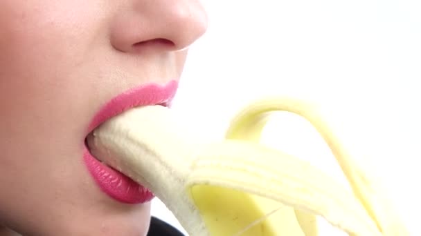 Grappige jonge vrouw eten banaan. Close-up — Stockvideo