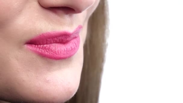 Beautiful sexy pink lips giving kiss. Close up — Stock Video