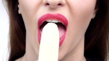 Seksi kadınlar muz meyve yemek yeme emme. Yakından kapatın. Yavaş çekim