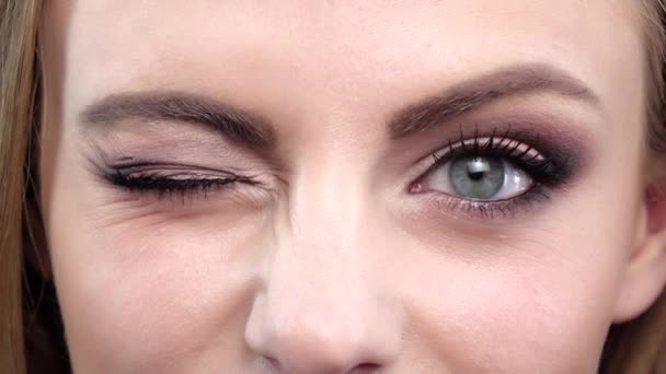 Κορίτσι με λαμπερό μακιγιάζ στο μάτι της κάμερας. Κοντινό. Αργή κίνηση — Αρχείο Βίντεο