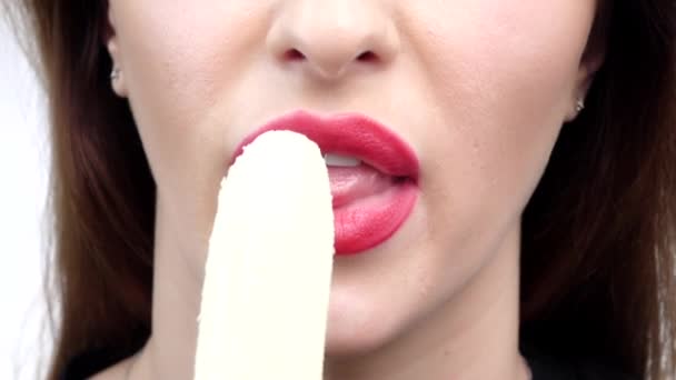 Σέξι γυναίκες πιπίλισμα τρώγοντας μπανάνα φρούτων φαγητό. Κοντινό. Αργή κίνηση — Αρχείο Βίντεο