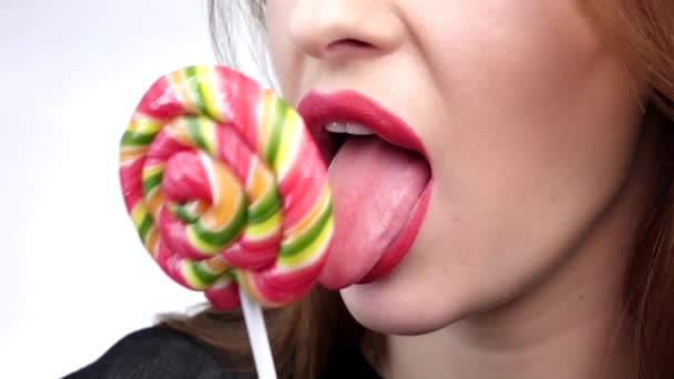 Mooie meiden onderste deel van het gezicht. lippen en tong glijden over Big Lollipop. Close-up. Slow Motion — Stockvideo