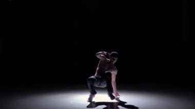 Siyah, gölge, yavaş çekim de oturma pozisyonundabreakdance breakdance breakdance breakdance breakdance breakdance breakdance breakdance