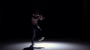 Çıplak gövde ile pantolon Breakdance dansçı adam siyah, gölge, yavaş hareket dans devam ediyor