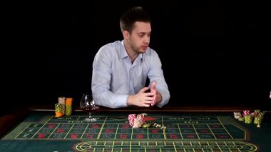 Poker oynayan heyecanlı adam. Siyah