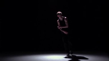 Yakışıklı breakdance tarzı dansçı dans, siyah, gölge, yavaş hareket