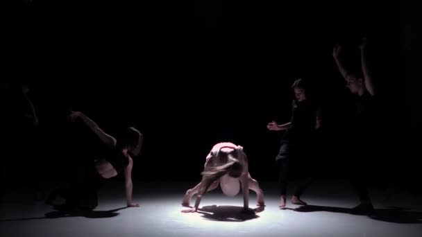 Comience la actuación de danza contemporánea de cinco bailarines en negro, sombra, cámara lenta — Vídeo de stock