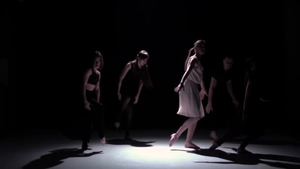 Poursuivre le spectacle de danse contemporaine de cinq danseurs sur noir, ombre, ralenti — Video