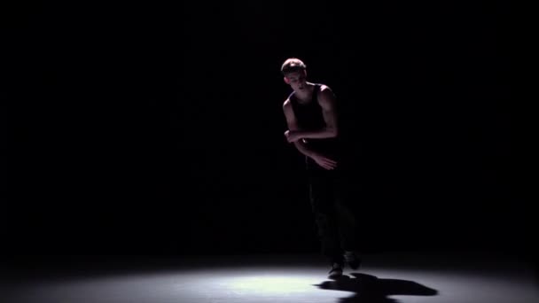 Knappe breakdance stijl danser op dans, op zwart, schaduw, Slow Motion — Stockvideo