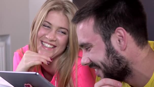 Casal com tablet fazer compras online, close-up — Vídeo de Stock