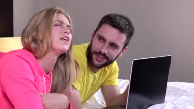 Çift internet üzerinde bir şey, closeup arıyor