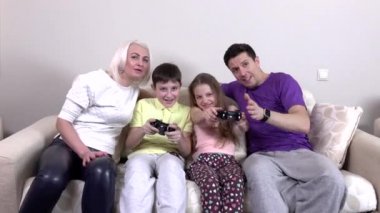 video oyunları oynarken aile