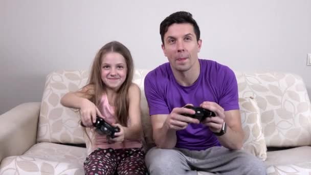 Father and child playing a video game — Stock Video