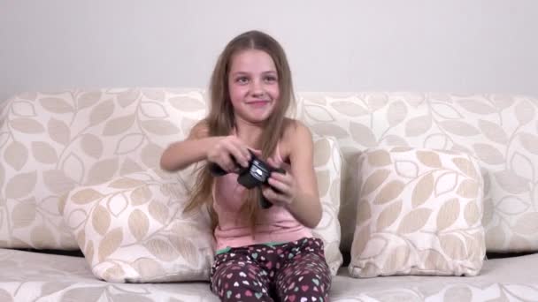 Menina jogando jogos de vídeo no quarto — Vídeo de Stock