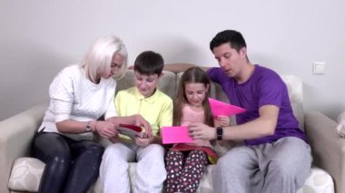 Mutlu büyük aile renkli kağıt uçaklardan yapar