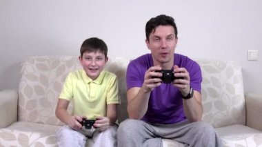 Baba oğul video oyunu oynuyorlar.