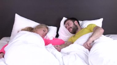 Genç çift sabah esniyor.