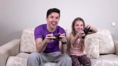 Baba ve kızı slowmotion bir video oyunu oynarken