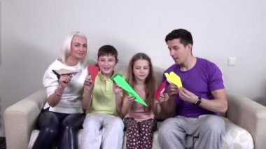 Aile renkli kağıt uçak odasında slowmotion başlattı