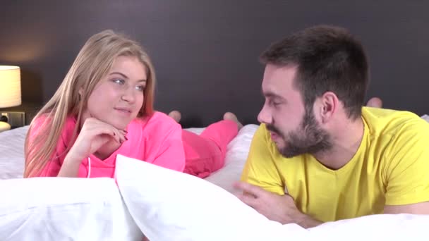 Jonge liefde paar in bed, romantische scène in slaapkamer — Stockvideo