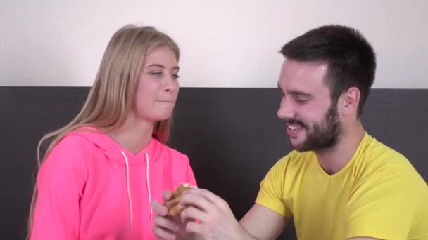 Couple profiter l'un de l'autre tout en prenant le petit déjeuner au lit — Video