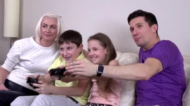 Lachen familie spelen videospelletjes in een woonkamer — Stockvideo