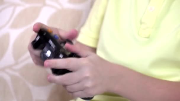 Mani di ragazzo che gioca ai videogiochi con un joystick, primo piano — Video Stock