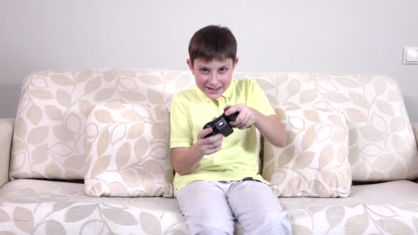 Семья играет в видеоигры в гостиной, slowmotion — стоковое видео