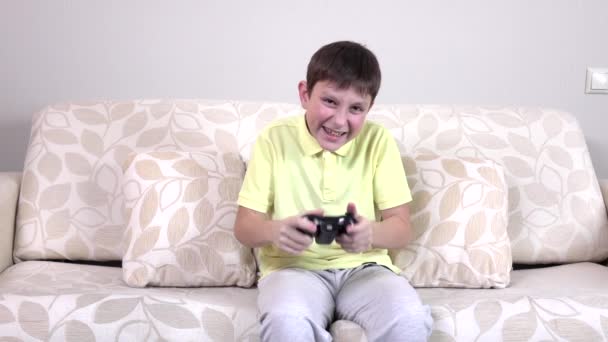 Happy boy playing video games, slowmotion — Stock Video