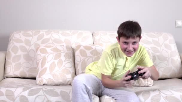 Little Boy spelar TV-spel hemma, Slowmotion — Stockvideo