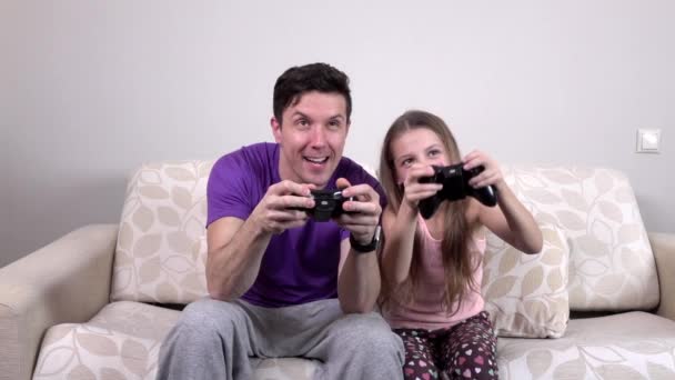 Father and daughter with video game controllers, slowmotion — Stock Video