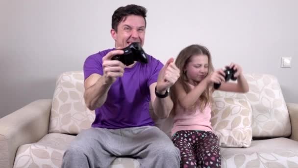 Father and daughter playing computer game at home, slowmotion — Stock Video