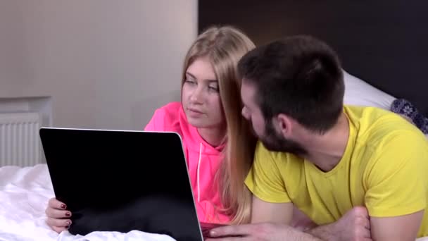 Paar sucht etwas im Internet, Nahaufnahme — Stockvideo