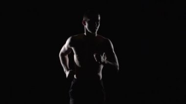 Spor fitness runner adam çalıştıran. Siyah. Ağır çekim