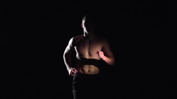 Un coureur de fitness. Noir. Mouvement lent — Video