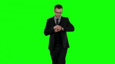 Yürüyen iş adam. Yeşil ekran.